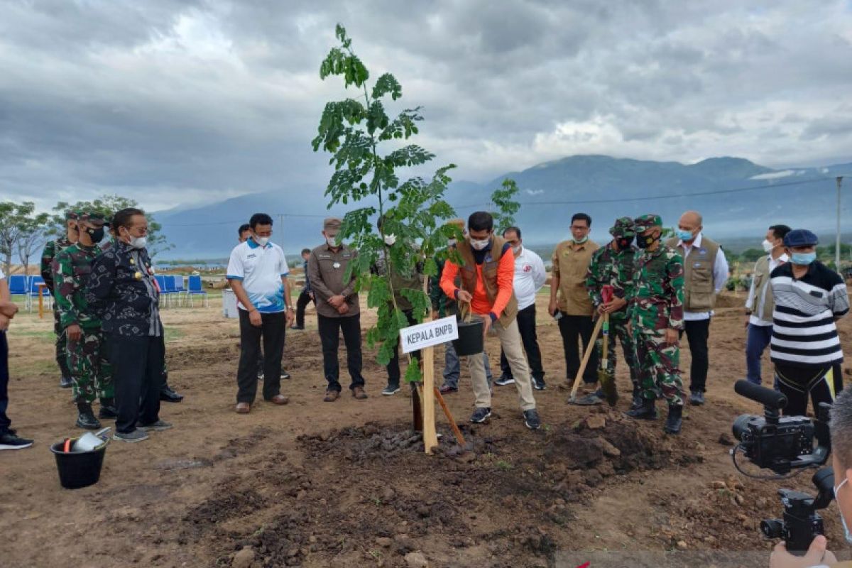 Kepala BNPB  tanam pohon di lokasi hunian tetap di Sigi