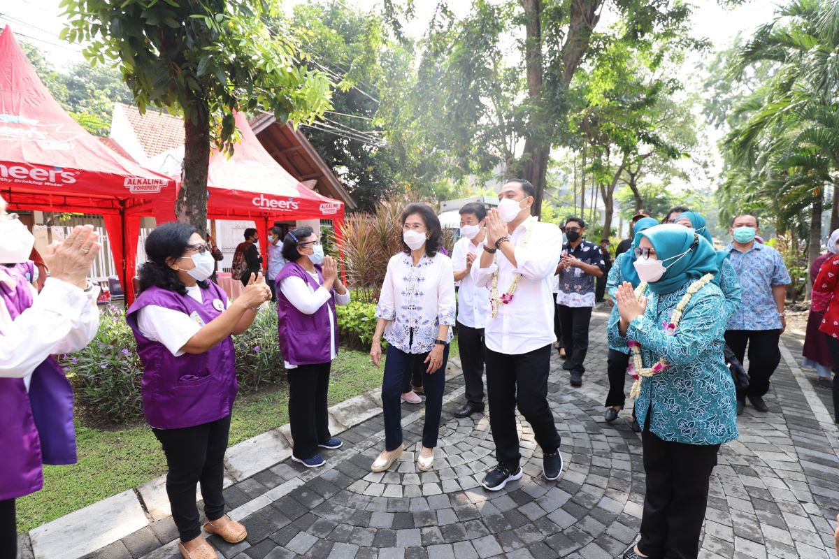 Wali Kota Eri  semangati pasien kanker di Surabaya