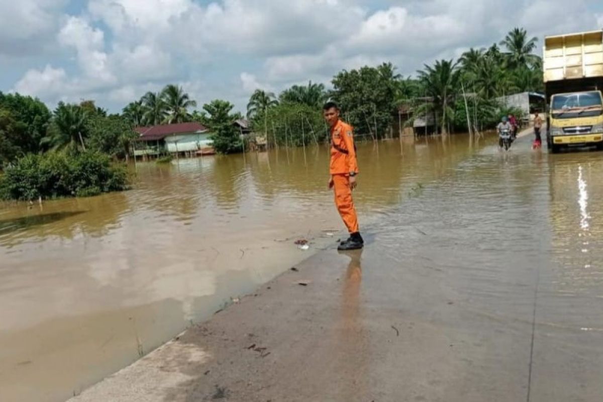 Sungai Batanghari di Jambi Siaga II banjir