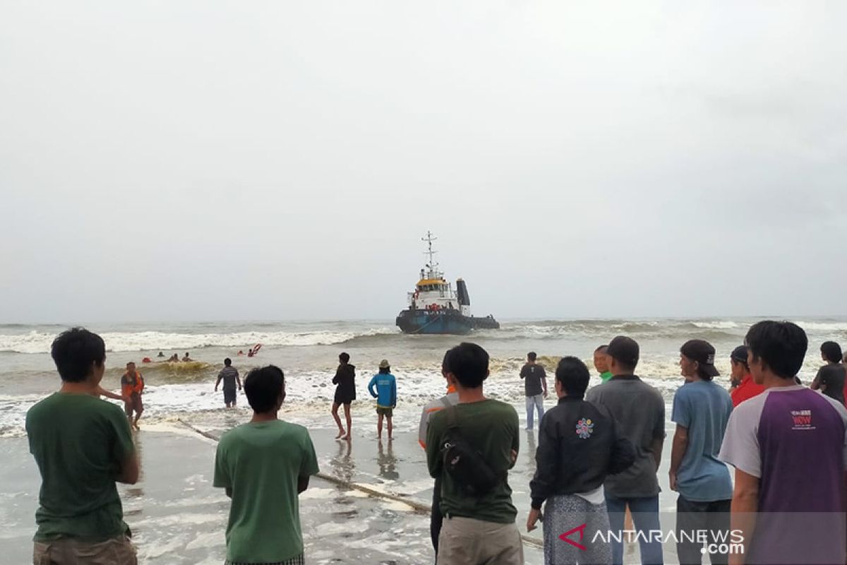 Badai, dua kapal terdampar di Pantai Seluma