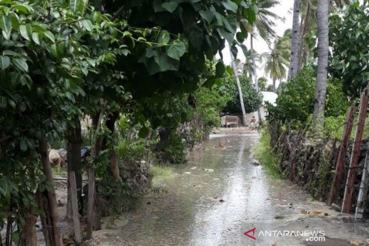 Puluhan rumah warga Sulamu diterjang gelombang pasang