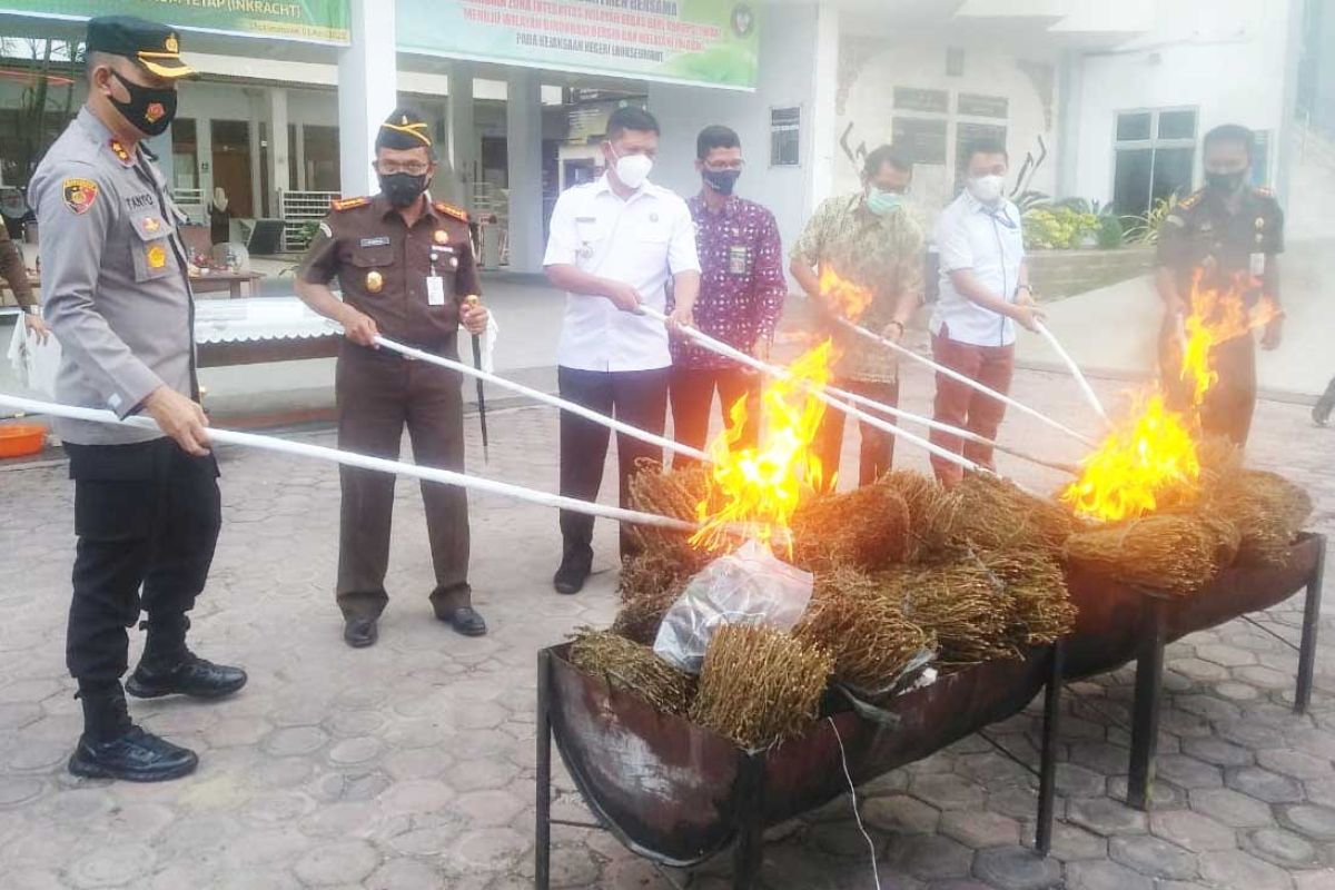 Kejari Lhokseumawe serahkan dua pucuk senjata api ke polisi