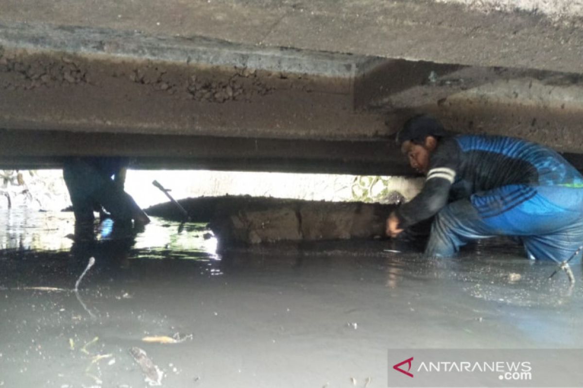 Kali Bojong Menteng di Bekasi dibersihkan kurangi  risiko banjir