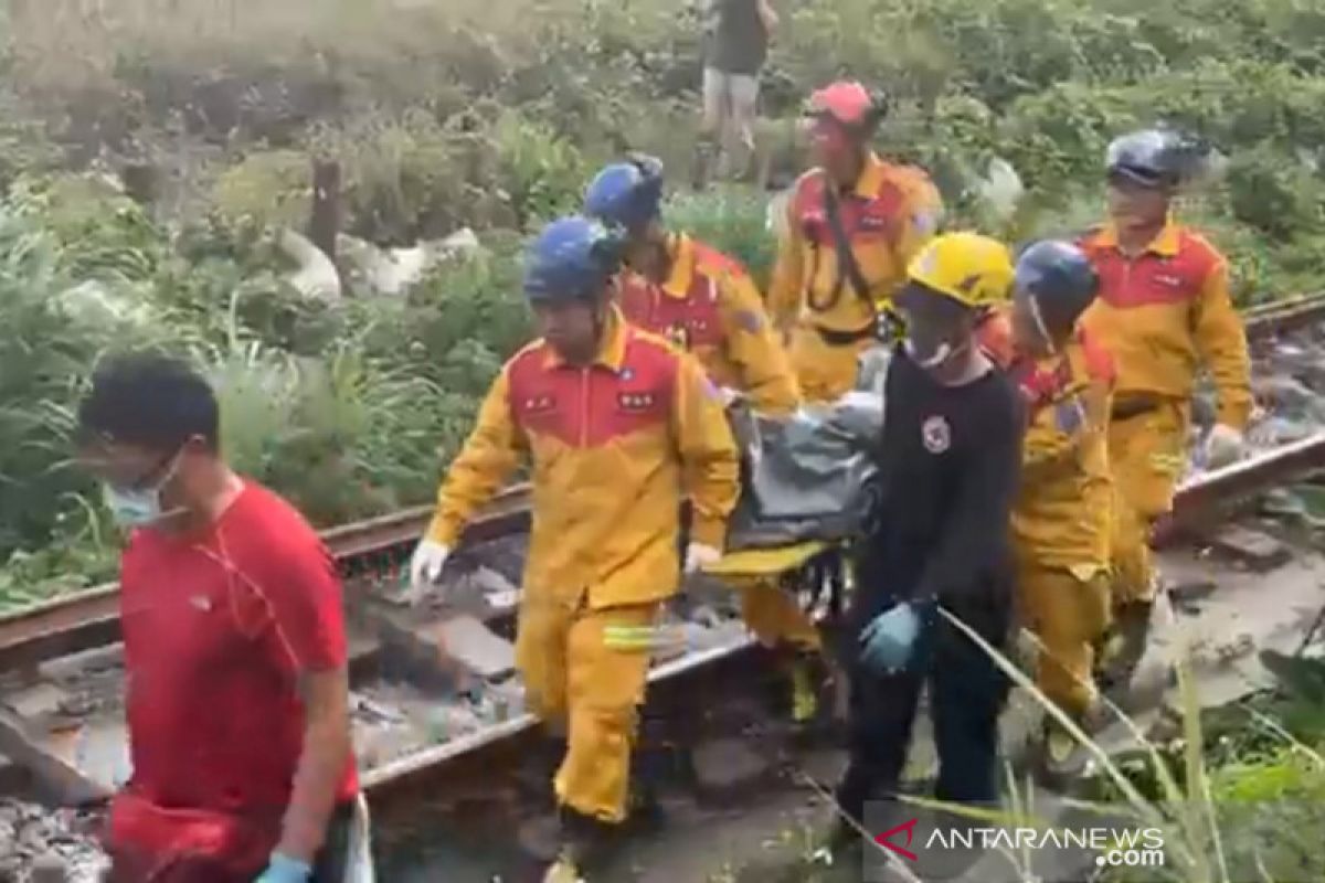 Tim SAR Taiwan bekerja keluarkan jenazah terakhir dari kereta anjlok