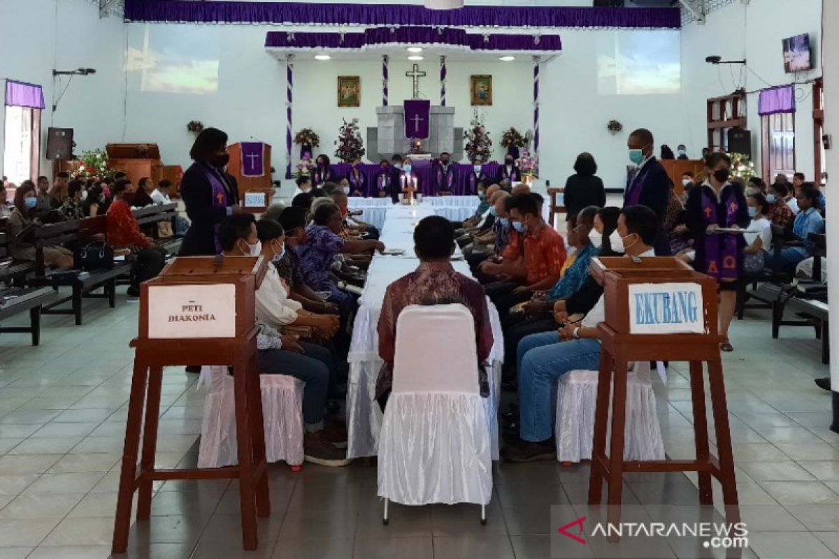 Jemaat GKI Sion Dok VIII Jayapura ibadah Jumat Agung dengan perjamuan kudus