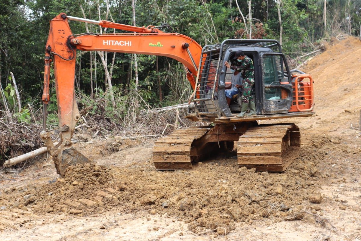 Pekerjaan pembukaan Jalan TMMD di Desa Hulu Pengkadan masuki tahap penyelesaian