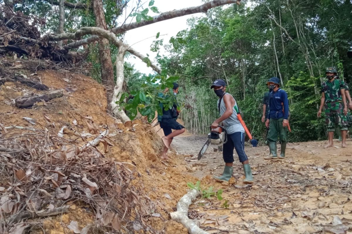 Satgas TMMD Ke 110 bersihkan pohon yang halangi badan jalan