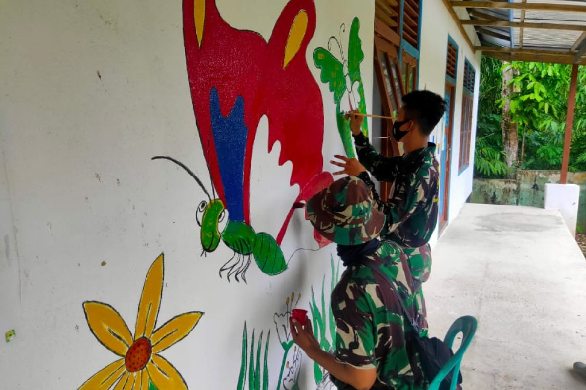 Satgas TMMD melukis mural kembangkan kreatifitas anak perbatasan