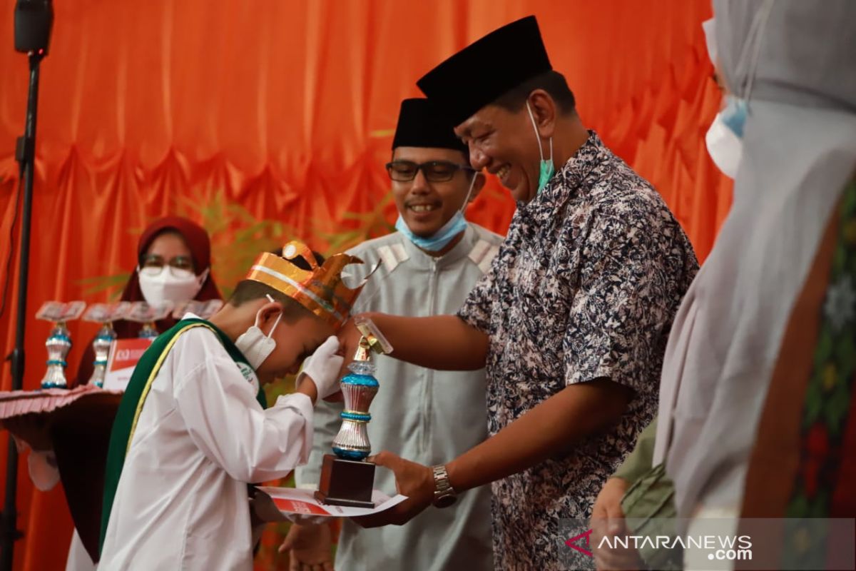 Bupati Pessel apresiasi wisuda tahfidz quran di Painan