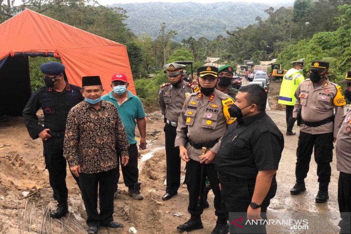 Libur panjang, Bupati dan Kapolres Tapsel tinjau ruas jalan Batu Jomba