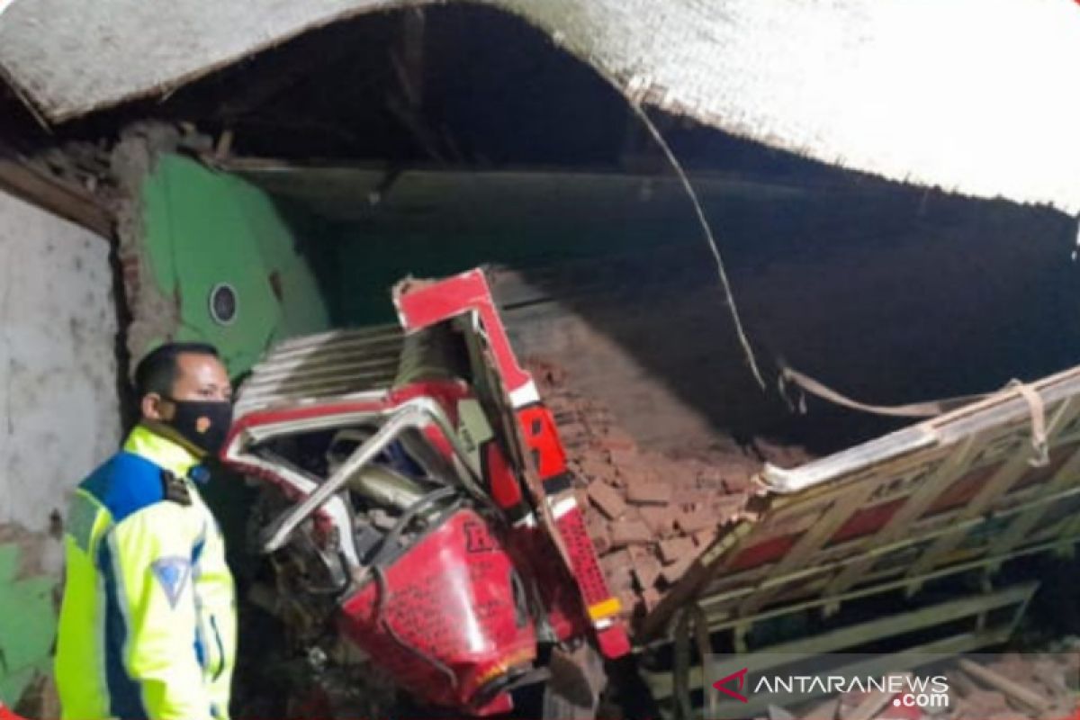 Dua orang meninggal akibat truk tabrak madrasah