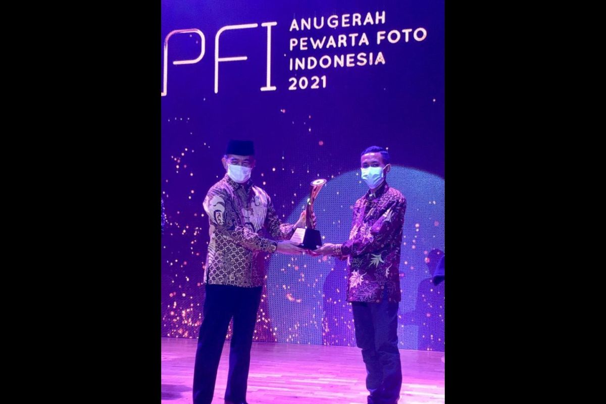 Anggota PFI Palu raih penghargaan photo of the year di APFI 2021