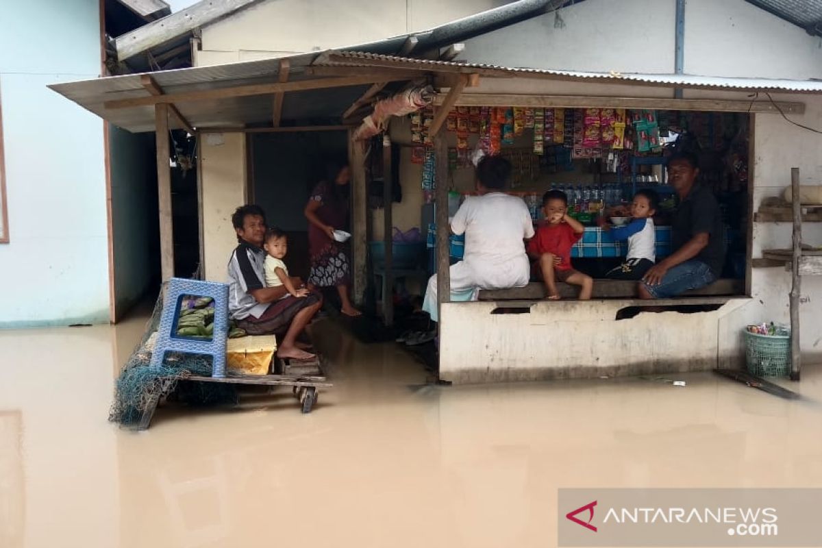 Flood submerges houses of 65 families in Tapin