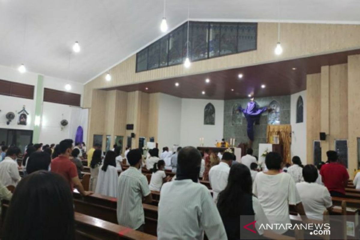 Ibadah Jumat Agung di Belitung berjalan aman