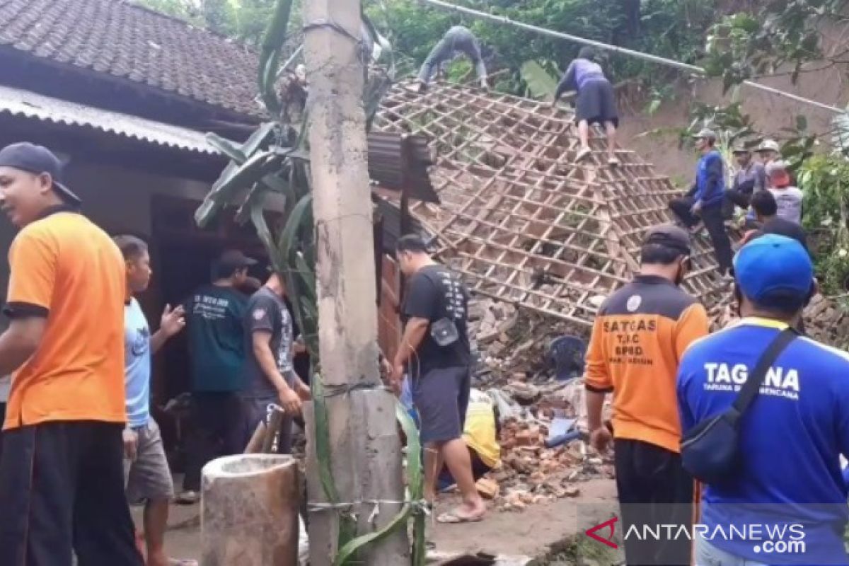 Tanah longsor rusak rumah  warga di Dagangan Madiun