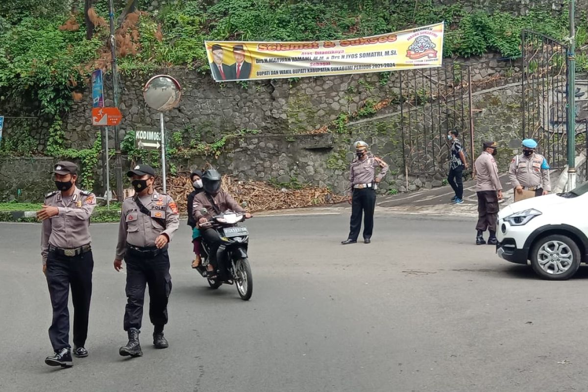 Polres Sukabumi sekat kendaraan luar daerah ke objek wisata selama libur