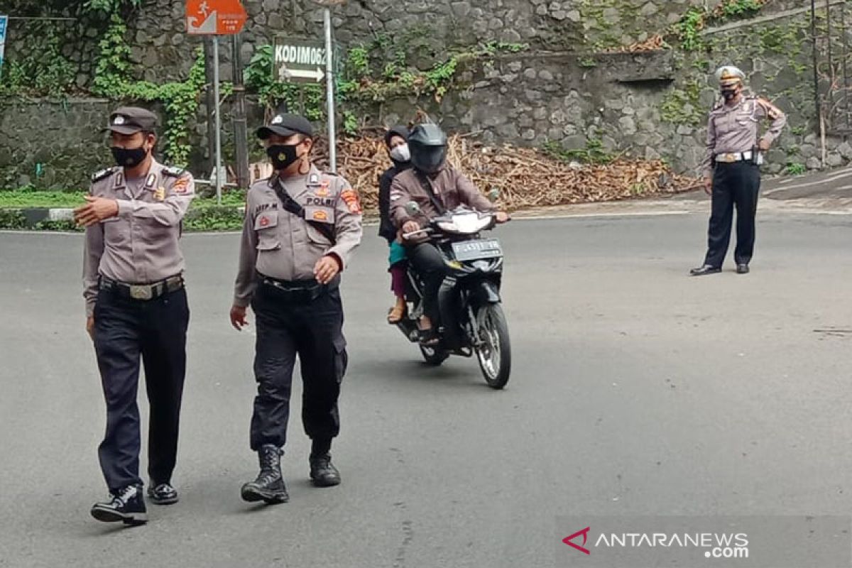 Polres Sukabumi sekat kendaraan ke objek wisata selama libur