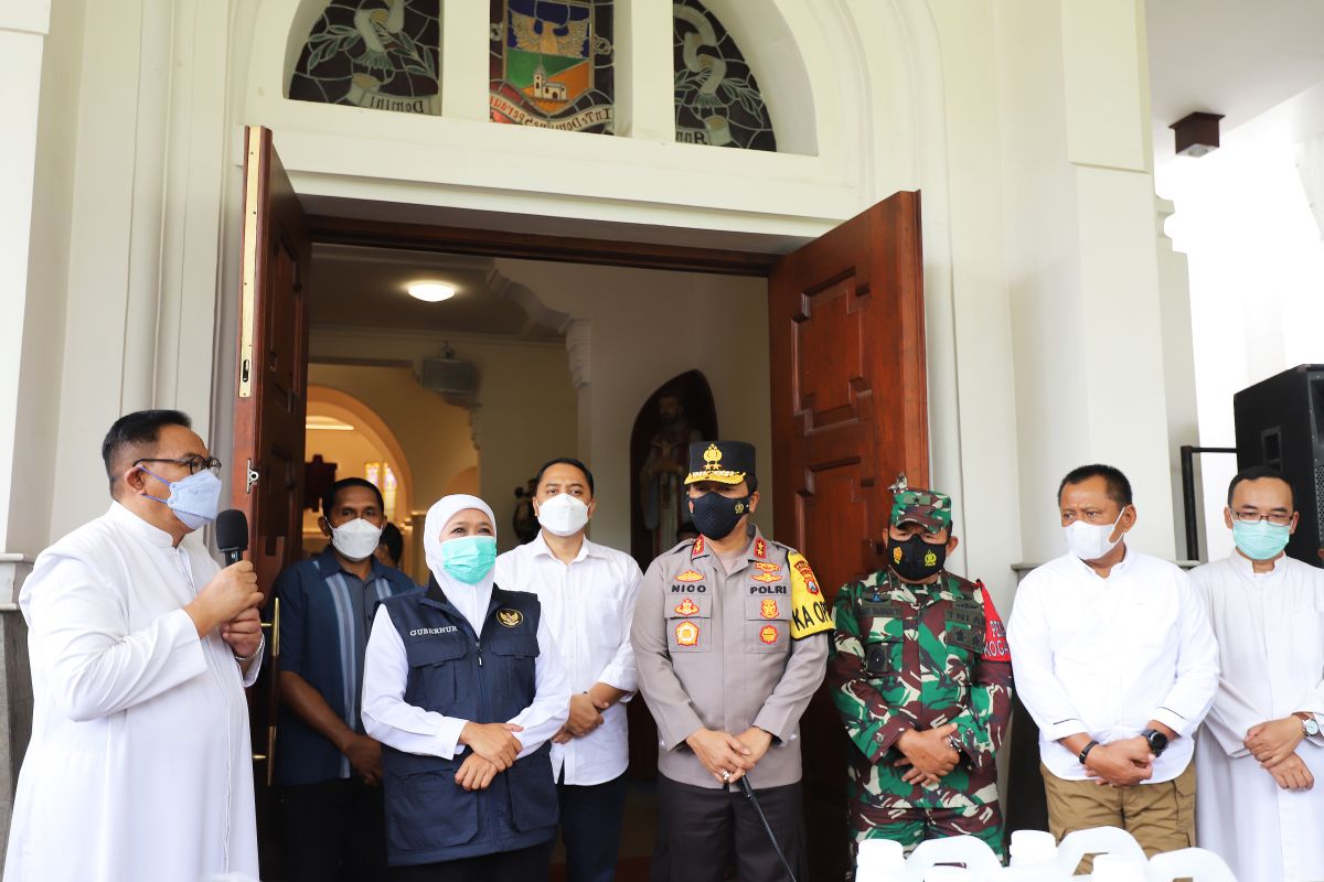 Khofifah dan Eri Cahyadi tinjau pelaksanaan Hari Raya Paskah di Surabaya