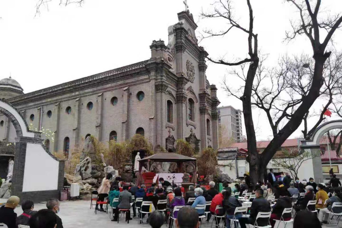 Umat Katholik Beijing  misa Jumat Agung di halaman Katedral