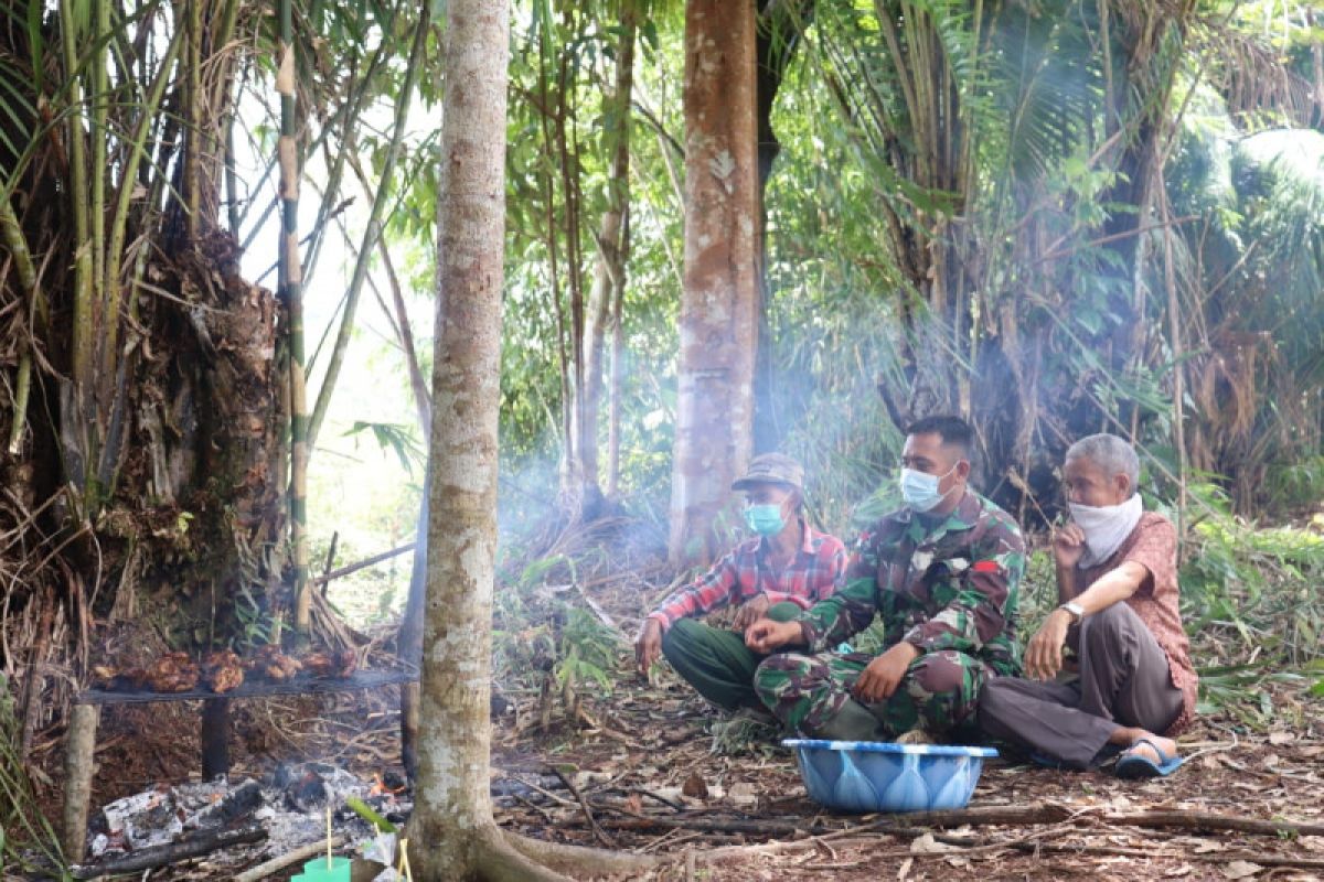 Satgas TMMD hilangkan lelah ngobrol bersama warga Dusun Suka Ramai