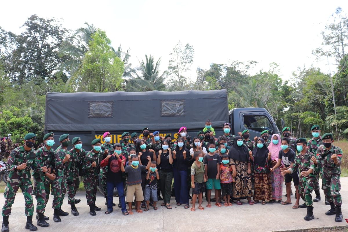 Anggota Satgas TMMD berpamitan kepada warga