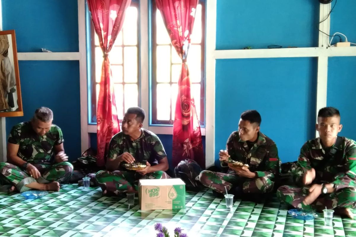 Satgas TMMD Kodim 1206/PSB di hari terahir makan bersama di rumah Kadus