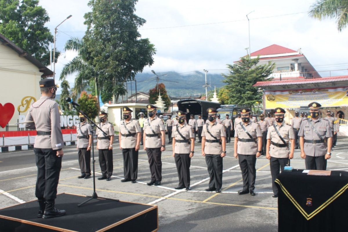 Sertijab lima jabatan utama,  Kapolres Bukittinggi ajak personel tingkatkan keamanan warga