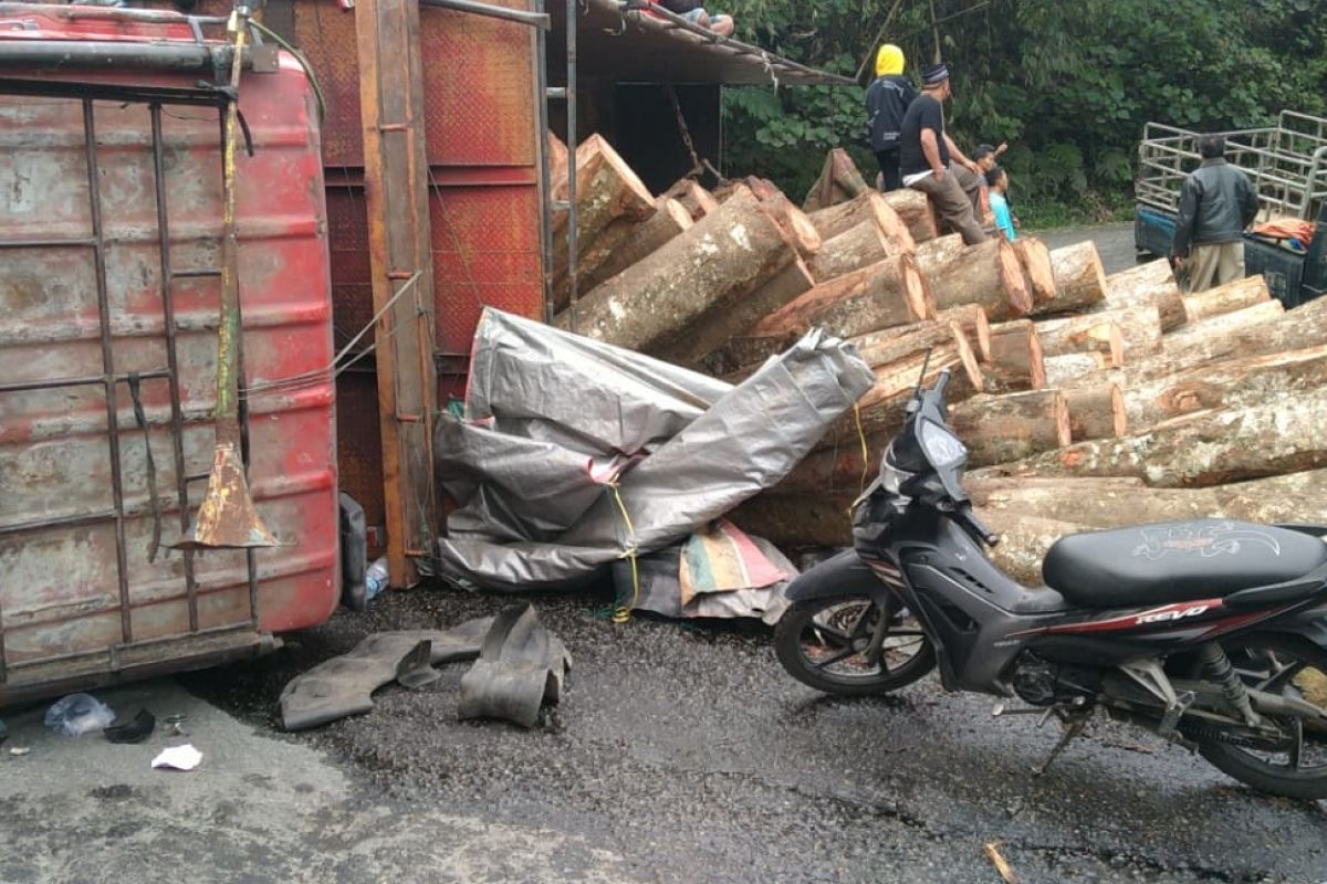 Polrestabes Medan evakuasi truk yang terbalik di jalur Berastagi