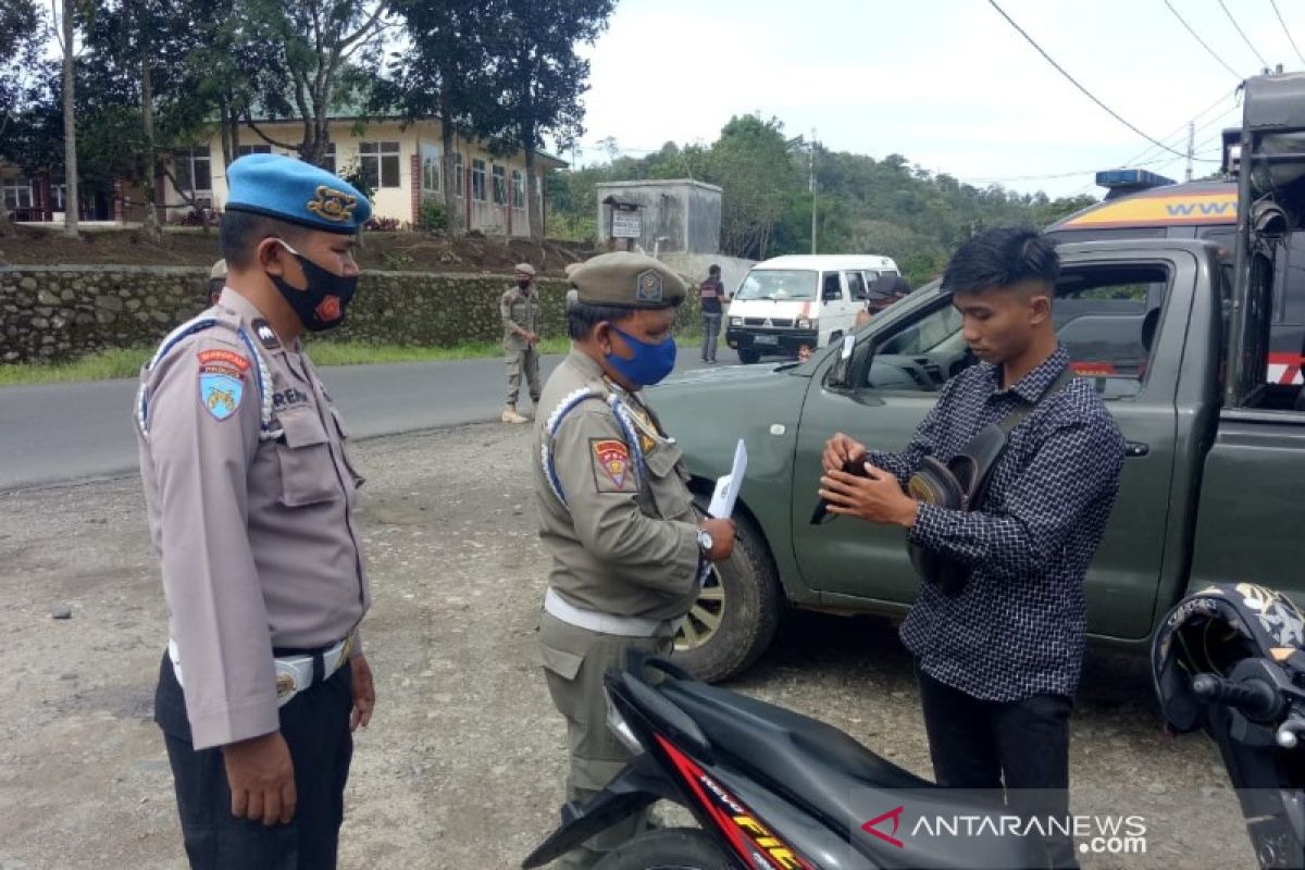 Tingkatkan kesadaran, warga melintas arah Padangsidempuan - Sibolga diberi masker