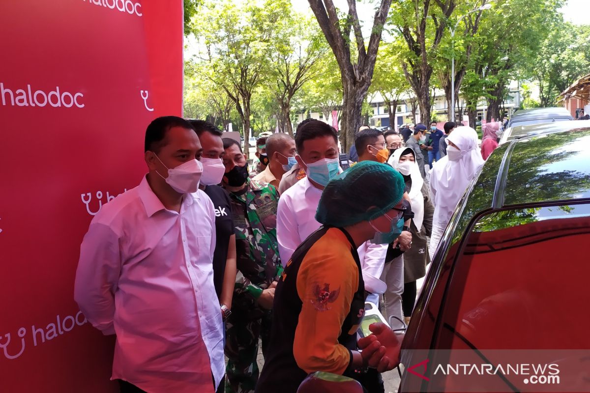 Wali Kota Surabaya tinjau vaksinasi 