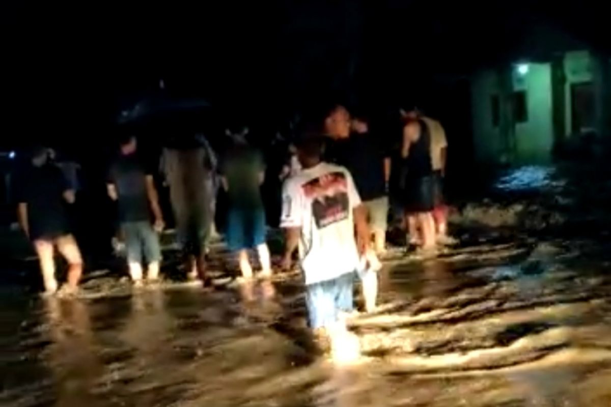 Banjir bandang landa Kabupaten Pesisir Barat Lampung