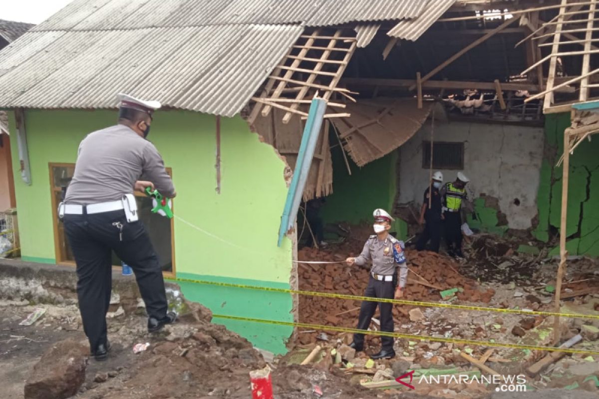 Polisi selidiki penyebab truk tabrak madrasah di Garut