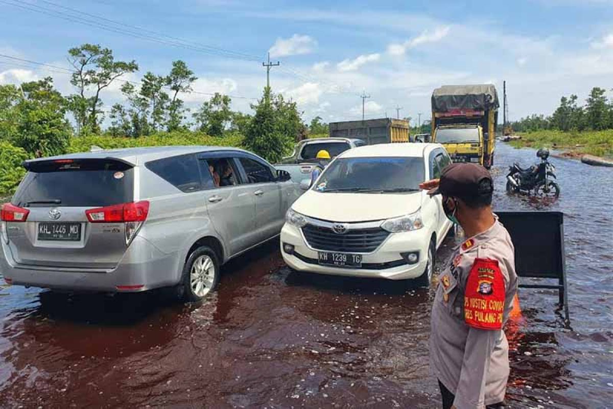 Jalan Trans Kalimantan tergenang air, pengendara diminta berhati-hati