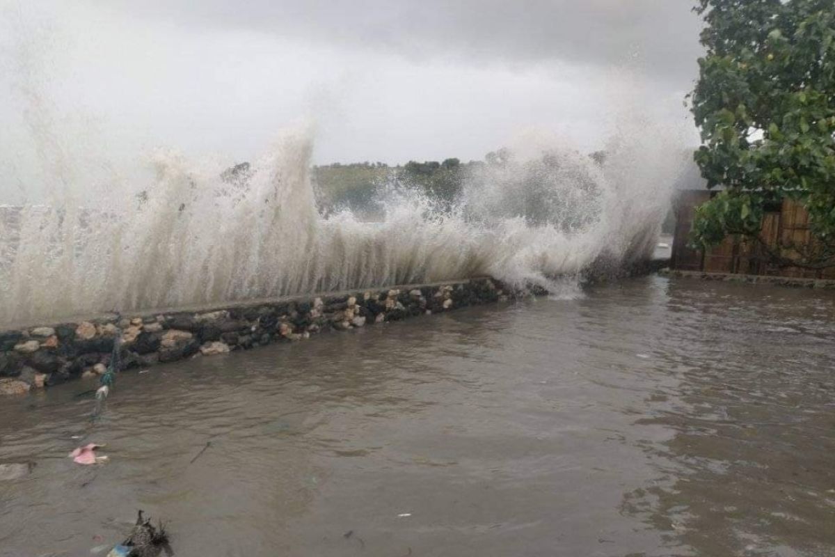 Sembilan unit rumah warga Flores Timur ambruk diterjang banjir pesisir