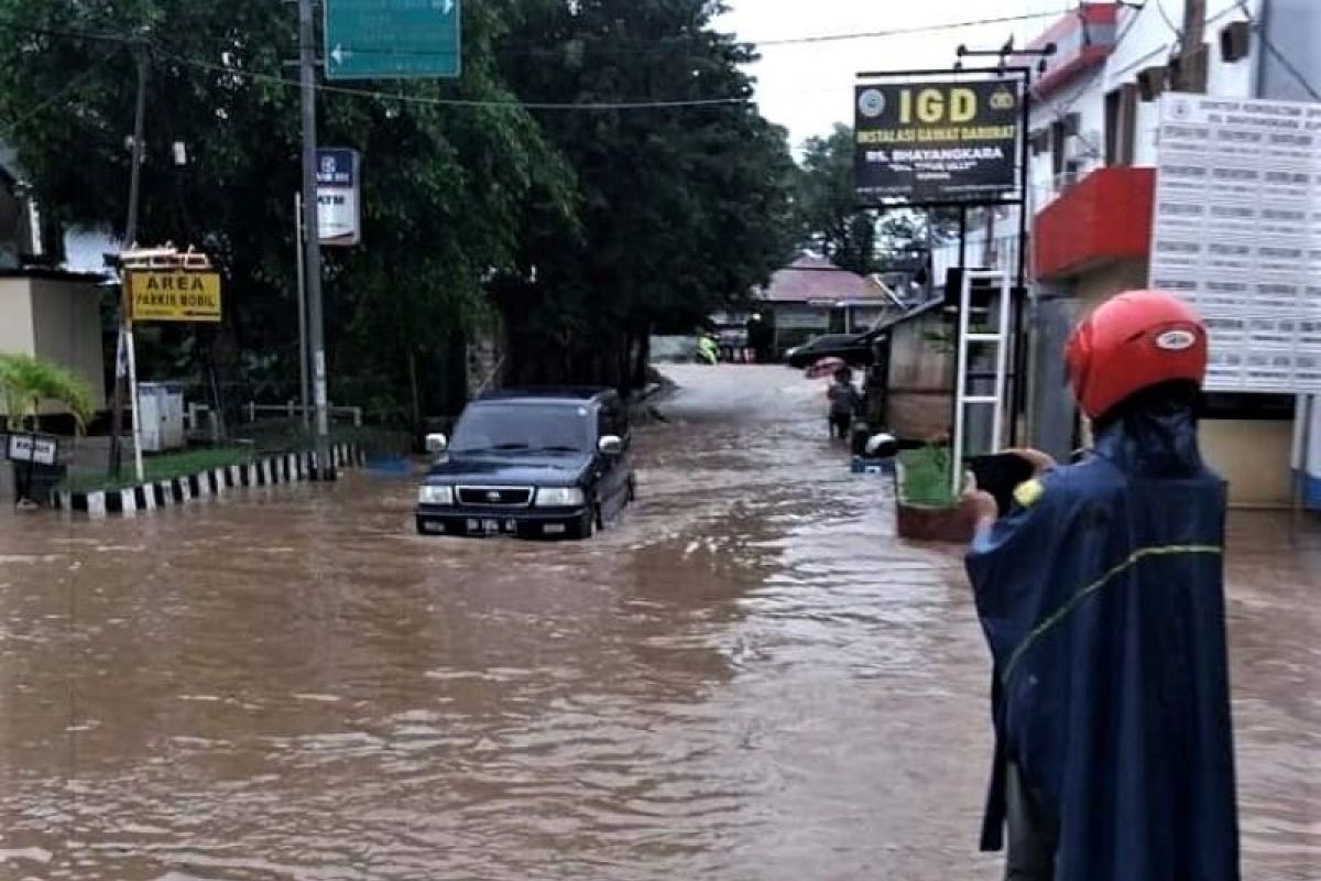 Warga Kota Kupang diminta waspada banjir disertai angin kencang