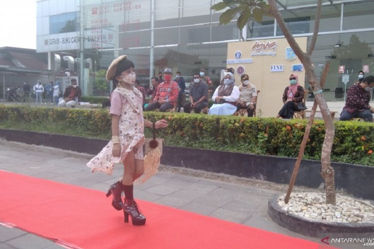 Desainer muda tampilkan koleksi busana di "Jambi Fashion Street"