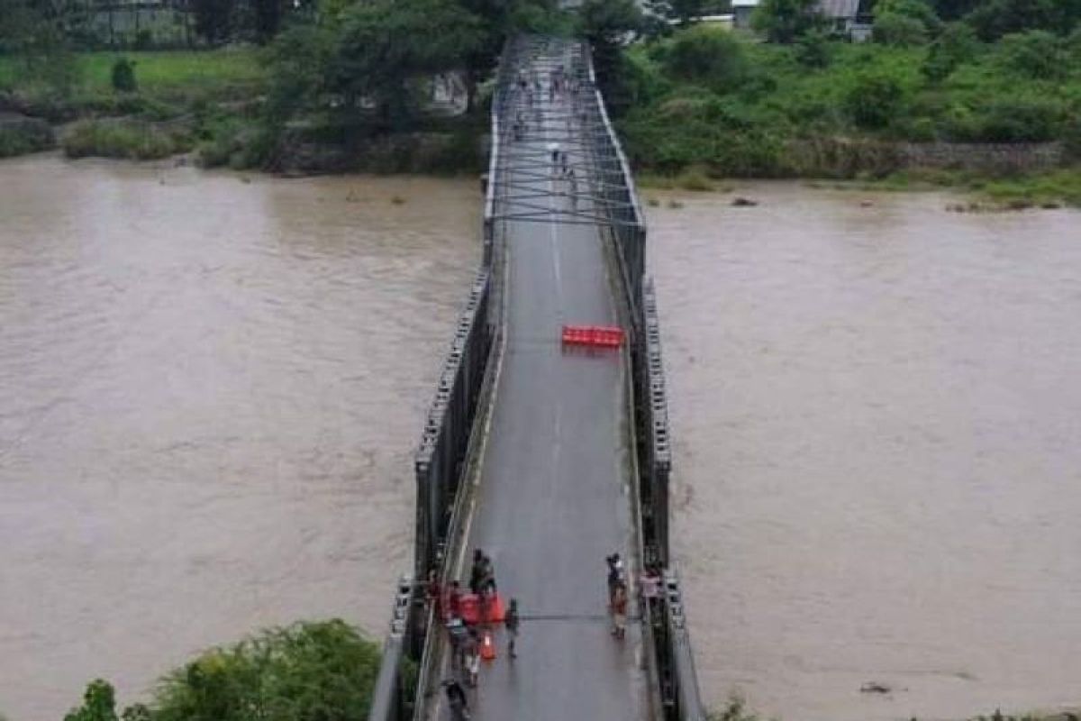 Jembatan Benenai dekat perbatasan RI-Timor Leste miring akibat banjir