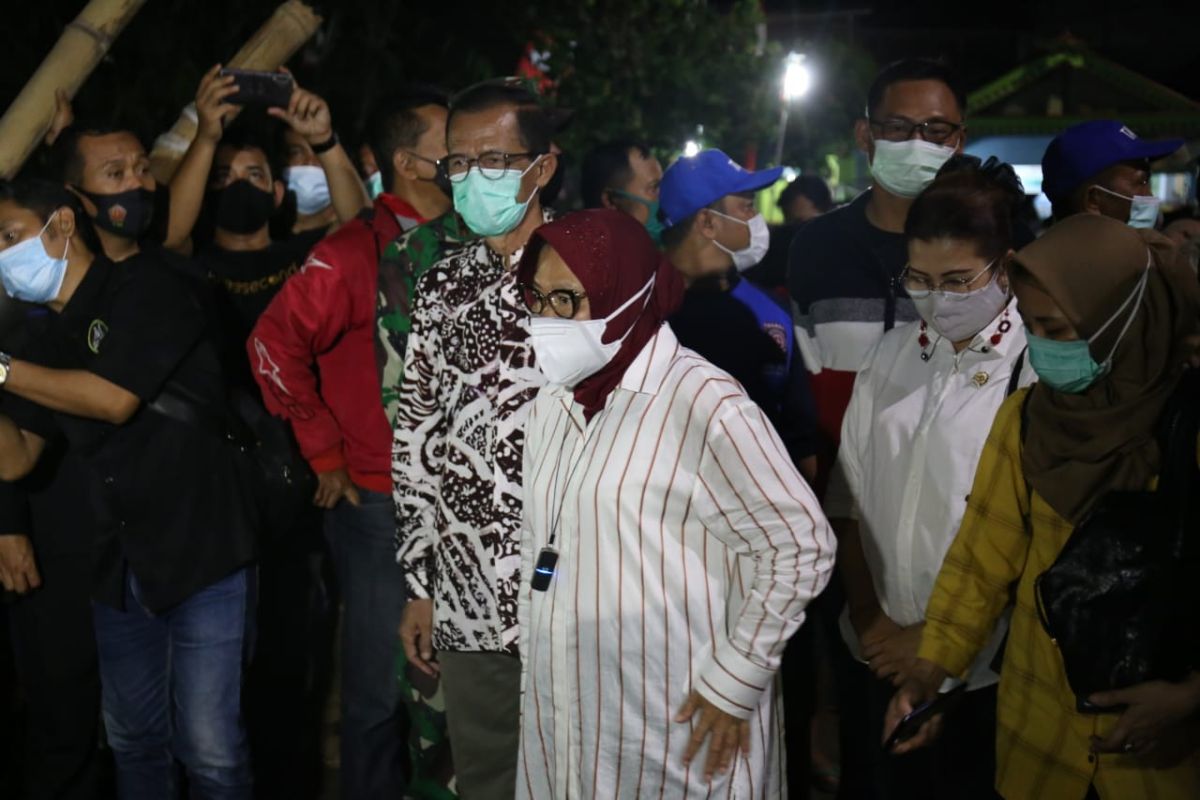 Menteri Sosial Risma salurkan bantuan bagi warga terdampak banjir di Magetan