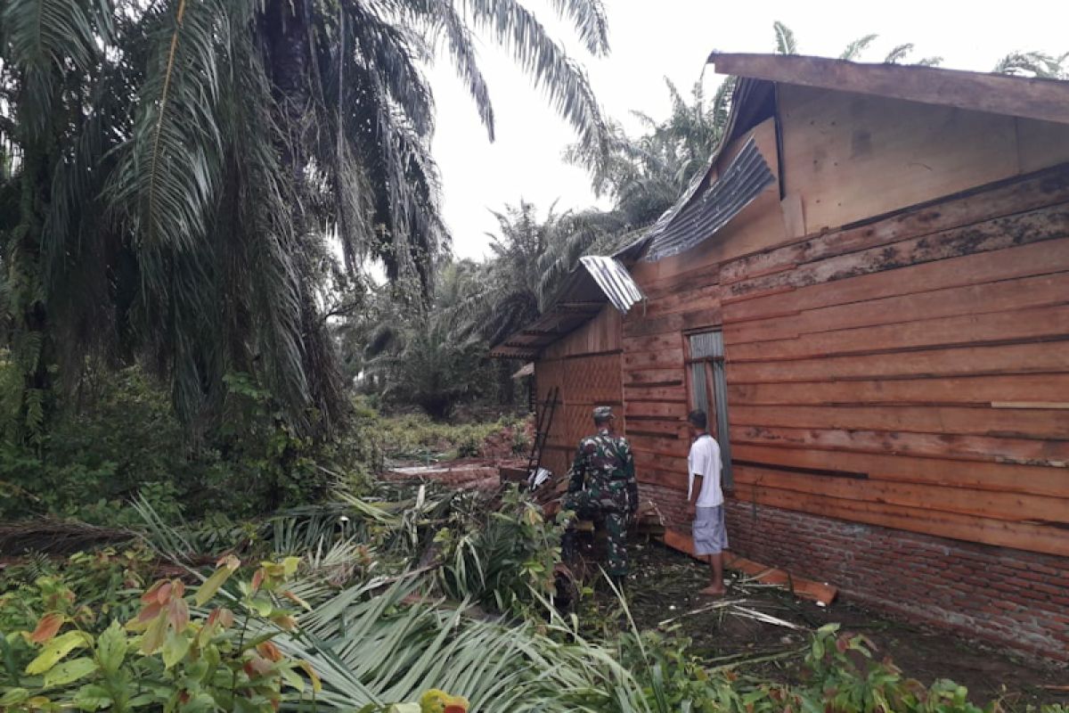 Tiga rumah di Aceh Tamiang rusak dihantam angin kencang