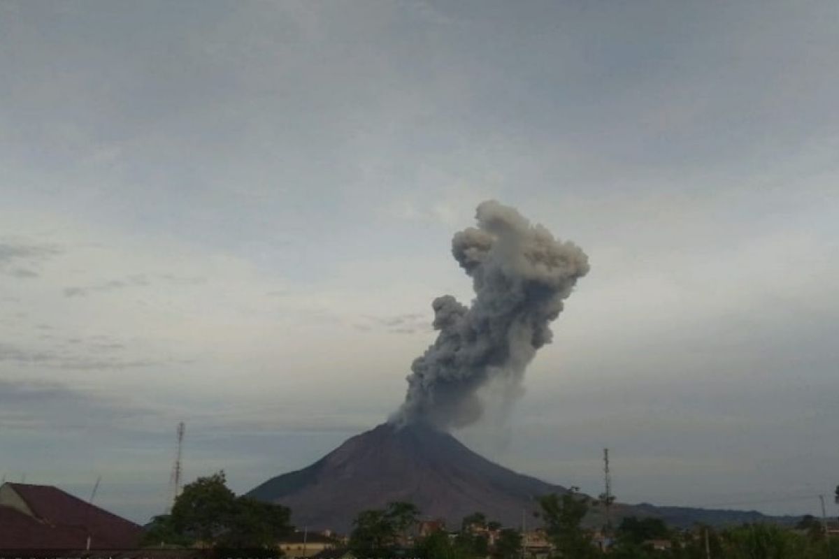 Gunung Sinabung erupsi semburkan abu vulkanik hingga 2 kilometer