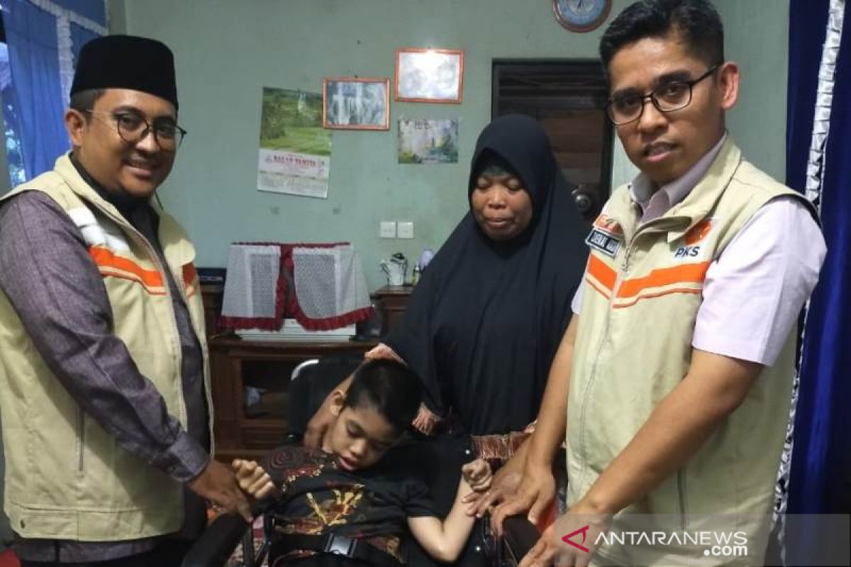 Penderita lumpuh layu di Aceh Jaya terima bantuan kursi roda