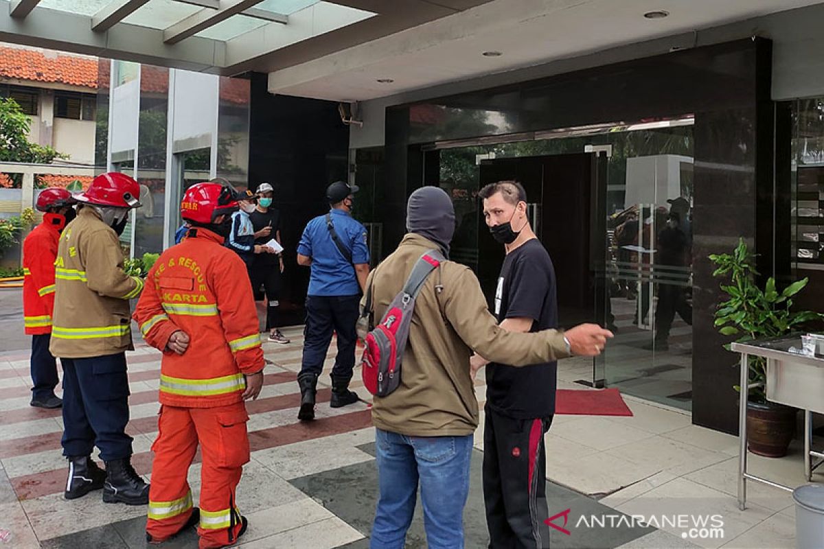 Gulkarmat Jaksel sisir penghuni Apartemen Tamansari yang terbakar