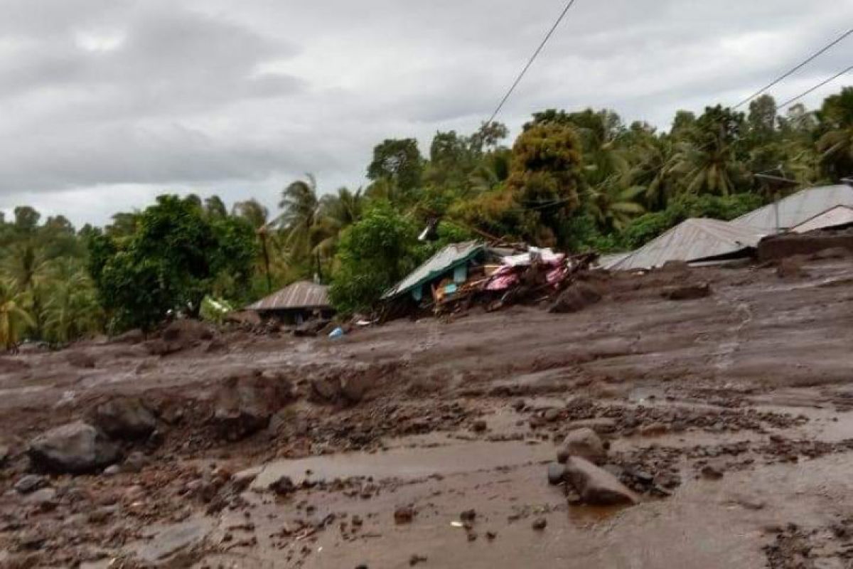 Longsor sebabkan 10 orang ditemukan meninggal dunia