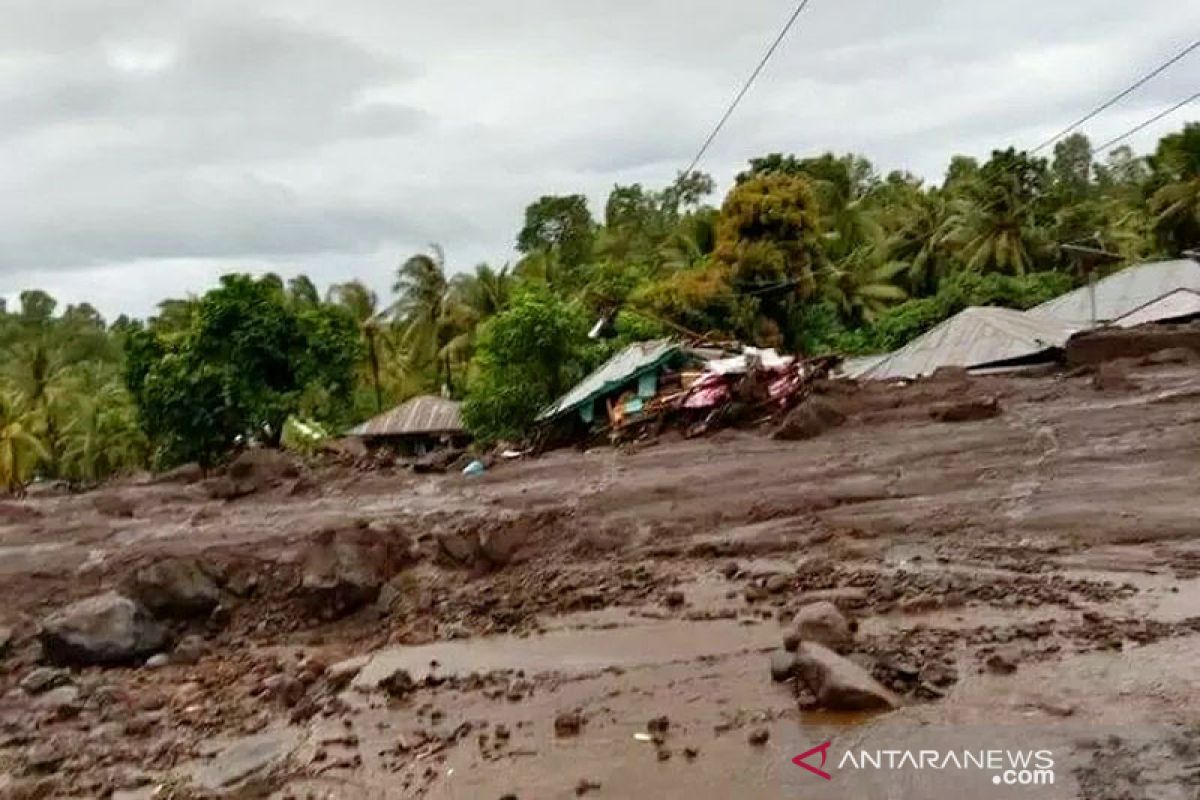 Ratusan korban longsor di Flores Timur belum ditemukan