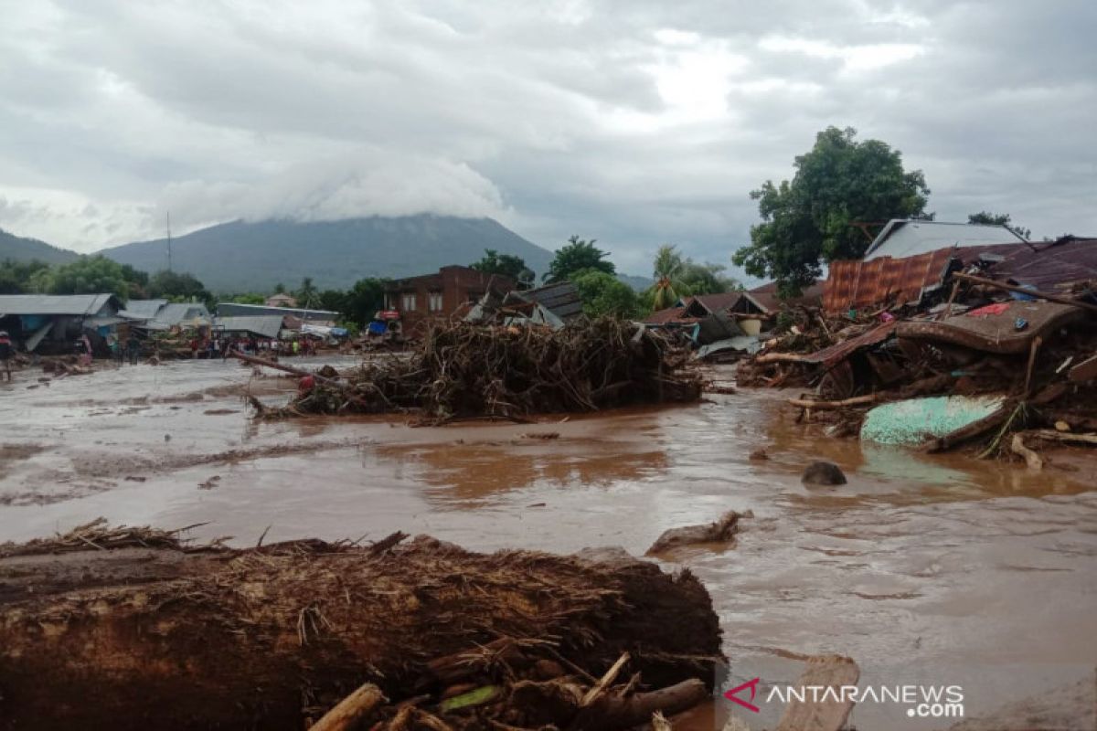Ratusan warga tertimbun akibat banjir-longsor di Flores Timur