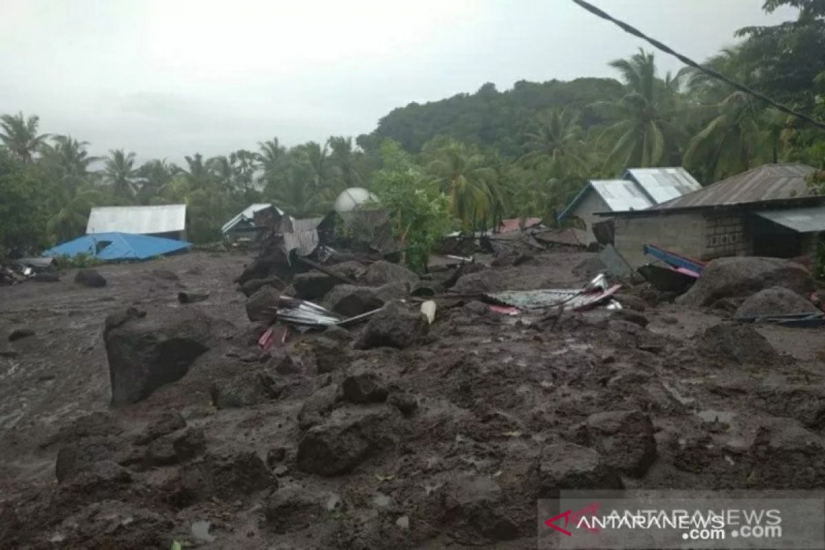 Kemarin, Indonesia terima pasokan vaksin hingga longsor di Flores