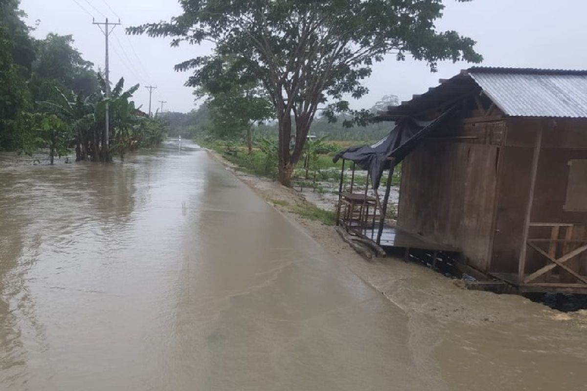 Jari tangan Bripka Riki putus saat evakuasi korban  banjir Keerom