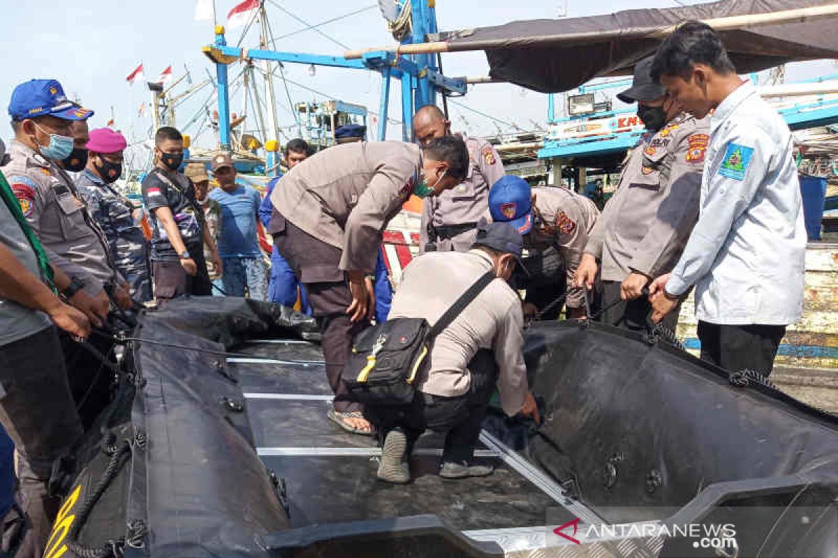 Tim SAR temukan dua orang meninggal korban tabrakan kapal nelayan di Indramayu