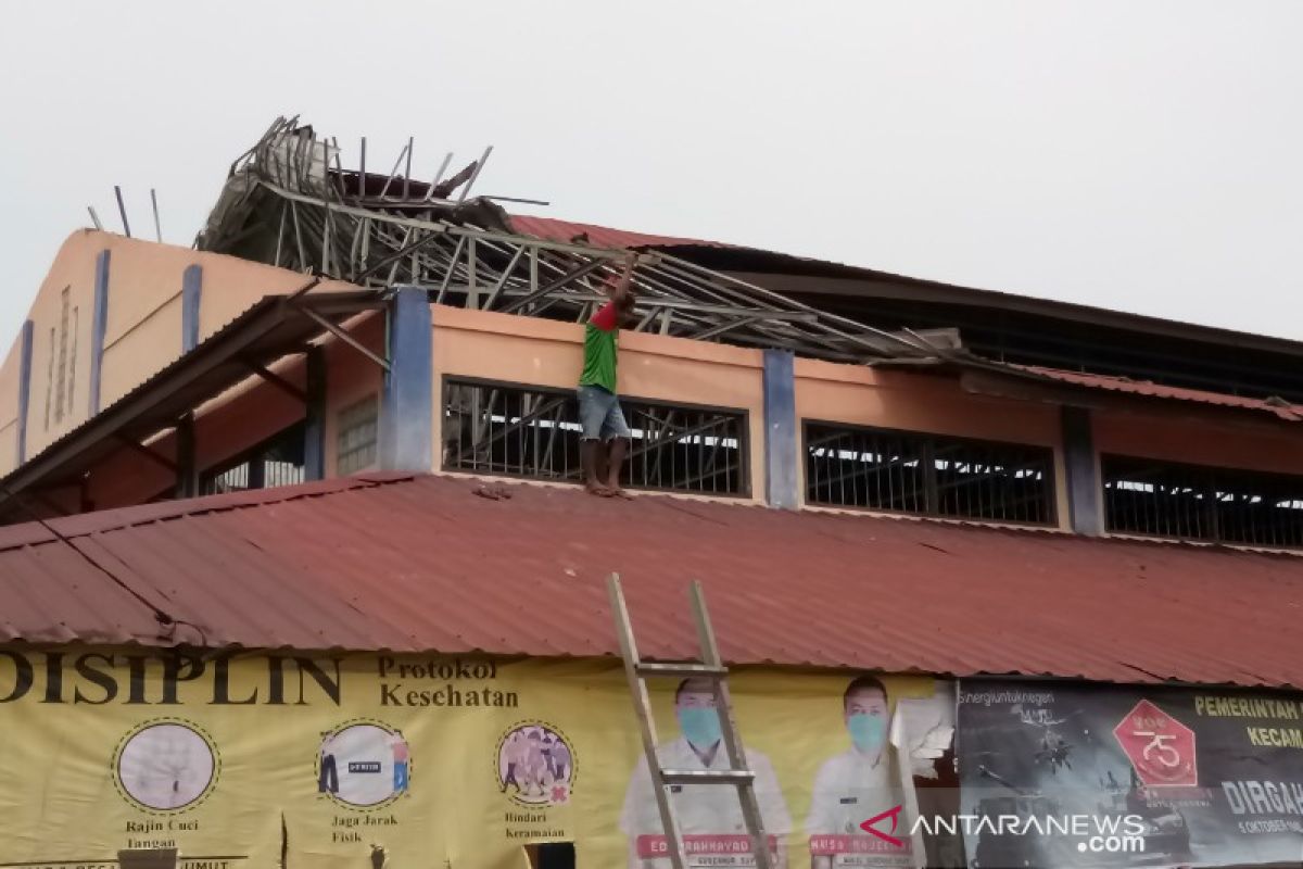 Atap seng Pasar Tradisional Hutatonga Tapsel rusak akibat angin kencang
