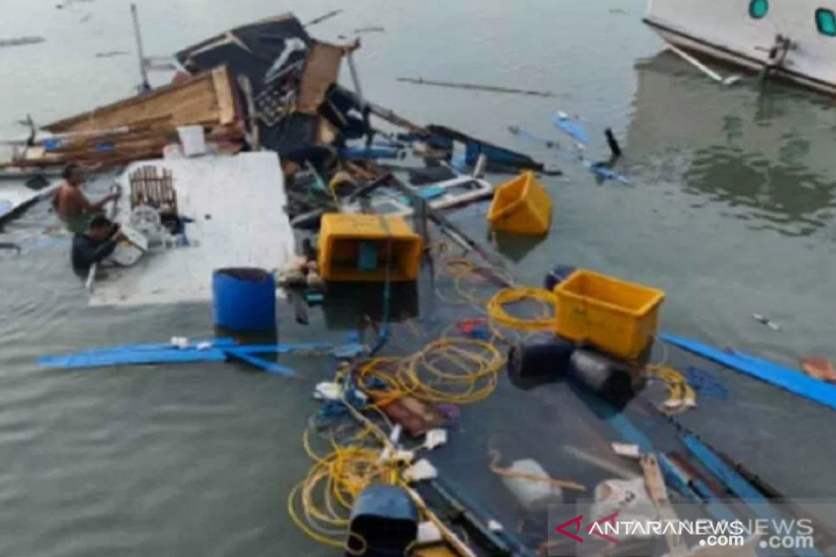 Kapal rombongan kunjungan Bupati Buton Selatan alami kecelakaan laut